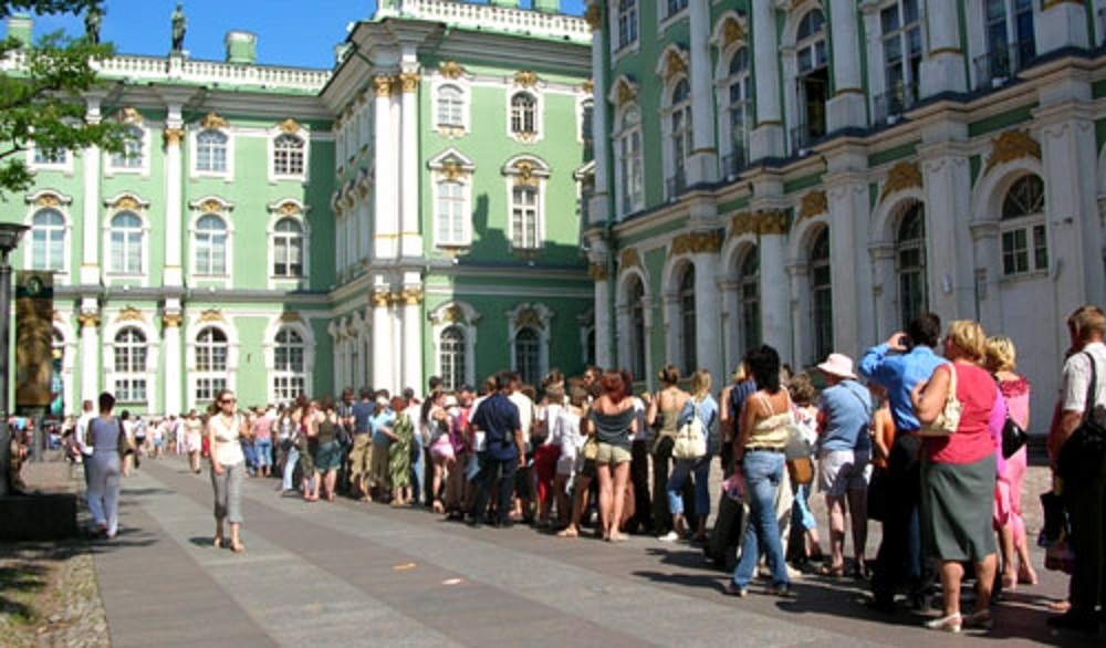 В эрмитаж без очереди. Эрмитаж Санкт-Петербург касса. Очередь в музей СПБ. Очередь в Эрмитаж. Очередь в кассу Эрмитажа.