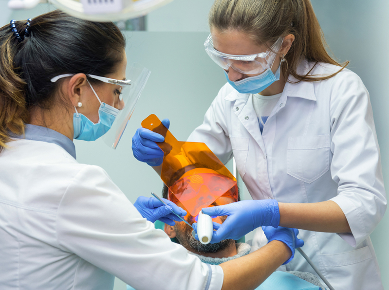 Профессиональные болезни: чем рискует стоматолог