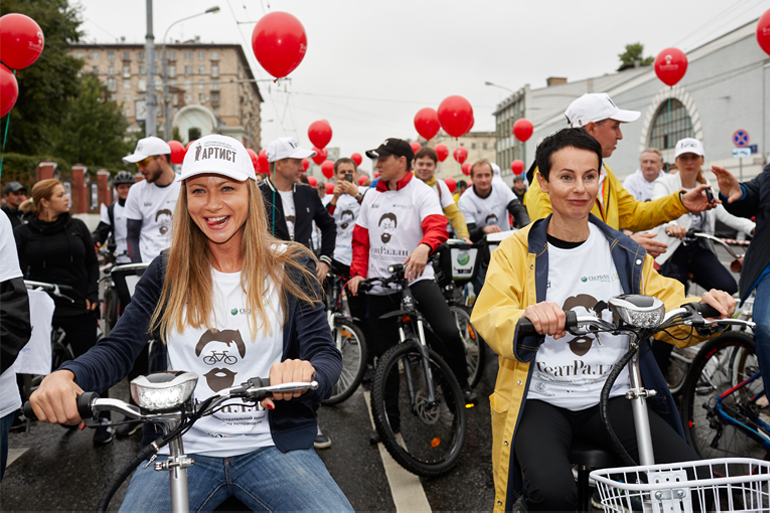 Мария Миронова и Ирина Апексимова на благотворительном велозаезде «ТеатРалли».