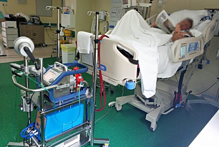 Аппарат ЭКМО вовсе не обездвиживает пациента: больной может ходить, есть, читать.