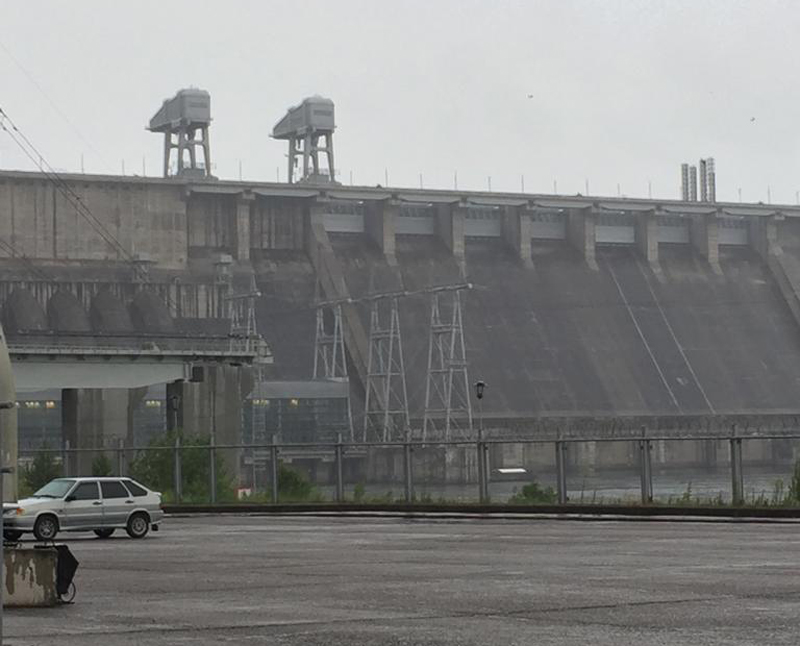 Плотина Красноярской ГЭС, оккупированная силами Галактической Империи (слева вверху видны припаркованные шагающие танки AT-AT, слева внизу — припаркованный автомобиль ВАЗ 2114)